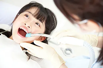 装置の力に対する歯周組織の反応が遅いため、歯の移動は子どもより時間がかかります。